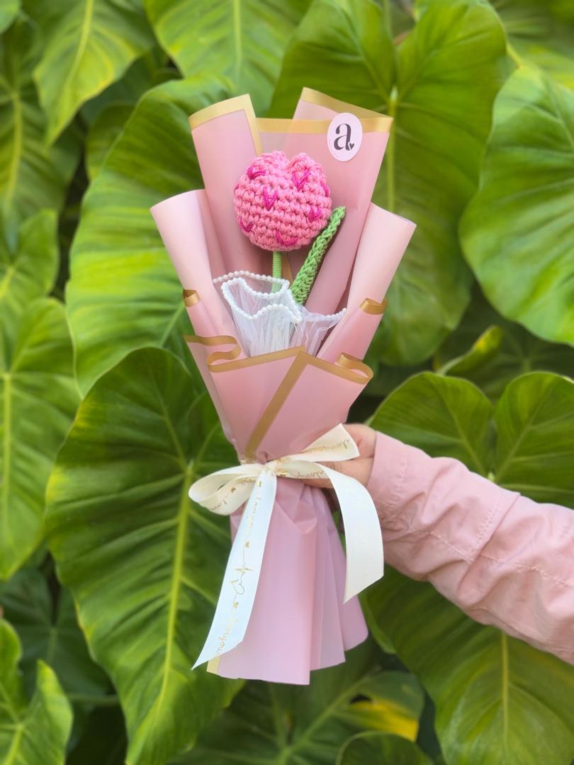 Bouquet tulipan con corazones bordados